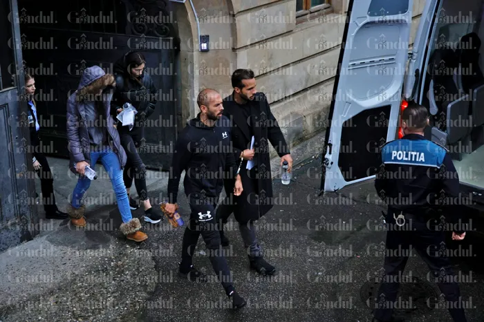 Procesul fraților Andrew și Tristan Tate s-a încheiat. Ei așteaptă în arest decizia magistraților în cazul cercetării lor în libertate /Sursa foto: GÂNDUL