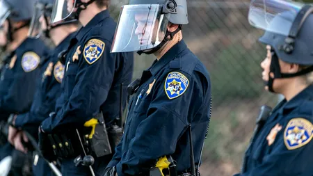 Doi polițiști din SUA, anchetați după ce au pus la pământ o bătrână care suferă de demență | VIDEO