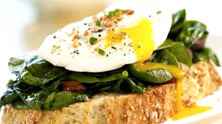 STUDIU. Ouă ochiuri sau cerealele integrale? Care este cea mai bună variantă pentru micul dejun