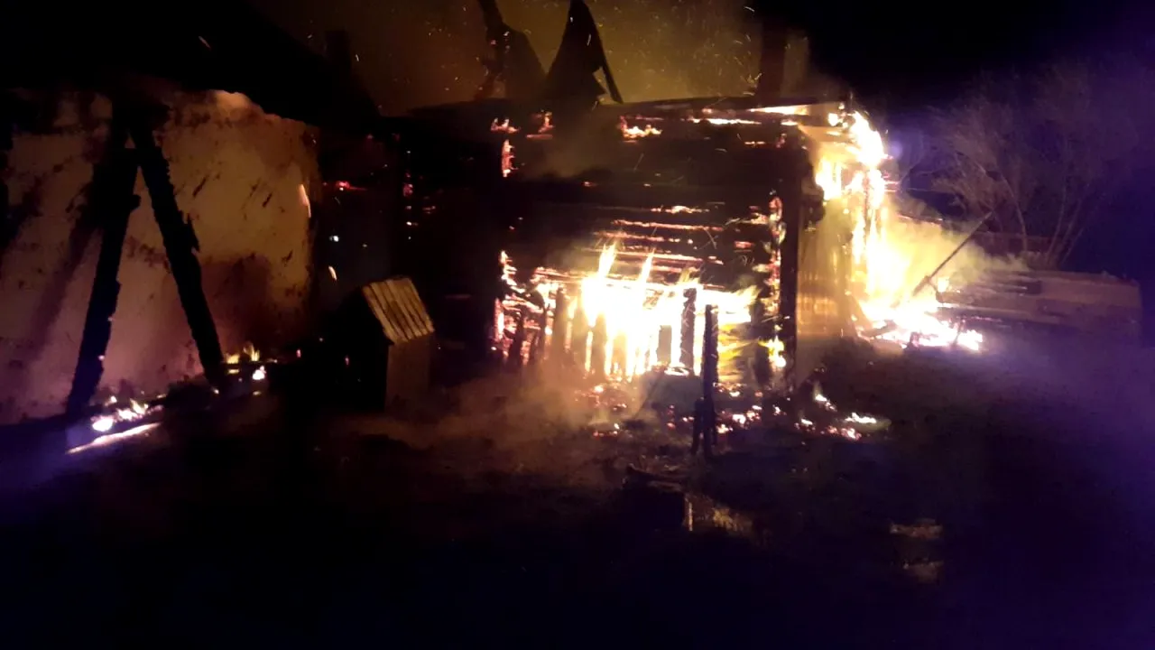 Un bărbat din Vaslui și-a dat foc la casă, apoi a încercat să se sinucidă