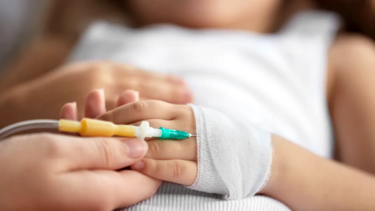 Povestea dramatică a fetiței de 9 ani care a rămas fără 6 degete de la mâini. Mama copilei: ”Am auzit țipete”