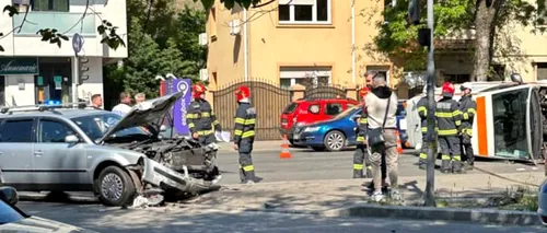 București | O ambulanță care transporta o femeie însărcinată s-a răsturnat