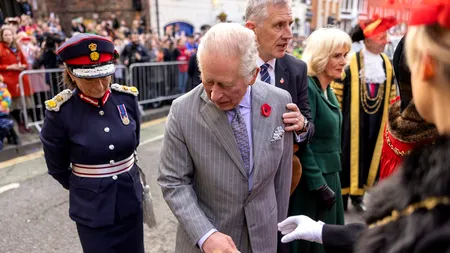 VIDEO | Un protestatar a aruncat cu ouă spre regele Charles şi regina consoartă Camilla
