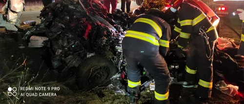 Timiș: Doi morți, după impactul frontal între o mașină și un camion 