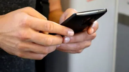 O nouă escrocherie în România. SMS-ul aparent banal, care te poate lăsă fără niciun leu în contul bancar