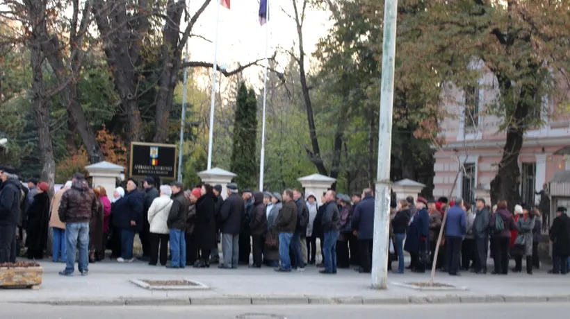 ALEGERI PREZIDENȚIALE 2014. Cozi uriașe la secțiile de vot din Republica Moldova. O fotografie realizată la 7.20