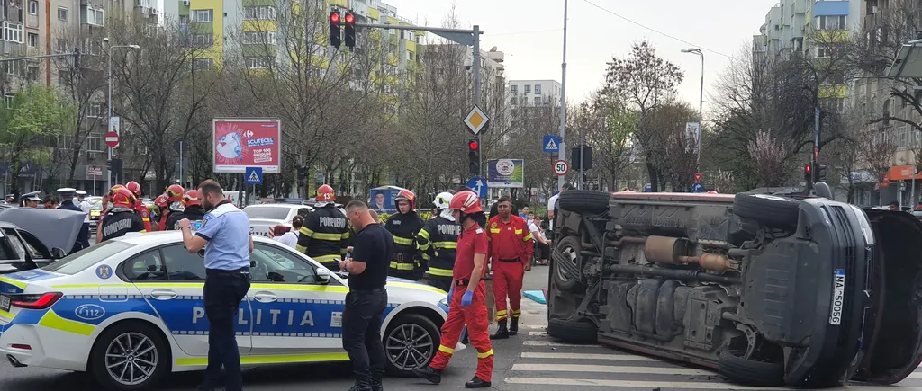 Accident grav în București. O ambulanţă SMURD s-a RĂSTURNAT după o ciocnire cu un autoturism