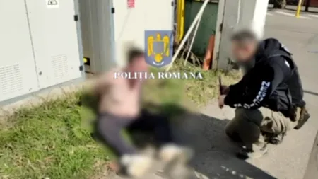 Polițiștii Capitalei au intervenit pentru SALVAREA unui bărbat care amenința că se va tăia cu un cuțit