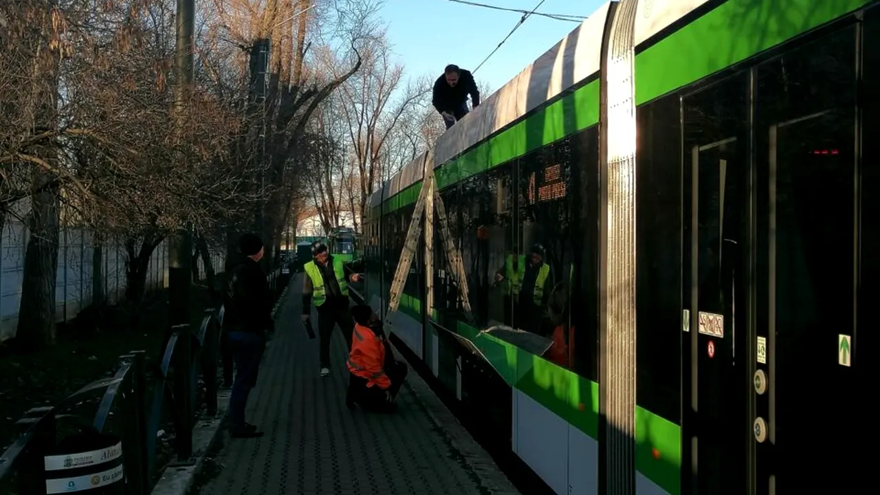 EXCLUSIV. Unul dintre noile tramvaie Astra Imperio a DERAIAT la intrarea în terminalul Ghencea. Autoritățile ar fi MUȘAMALIZAT incidentul