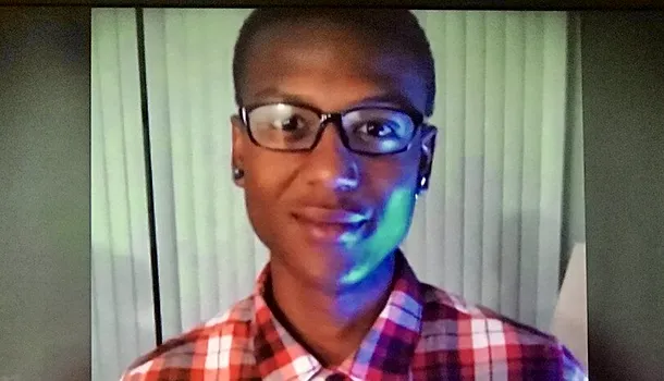 Doi paramedici, găsiți vinovați de moartea lui Elijah McClain/Tânărul de culoare, imobilizat violent de polițiști, a fost SEDAT cu forța cu ketamină