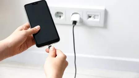 De ce nu este bine să lași încărcătorul în priză peste noapte. Cât curent electric consumă, de fapt