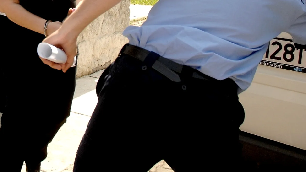 Angajată a unei bănci din Motru, reținută pentru delapidarea a peste 500.000 lei și 15.000 de euro