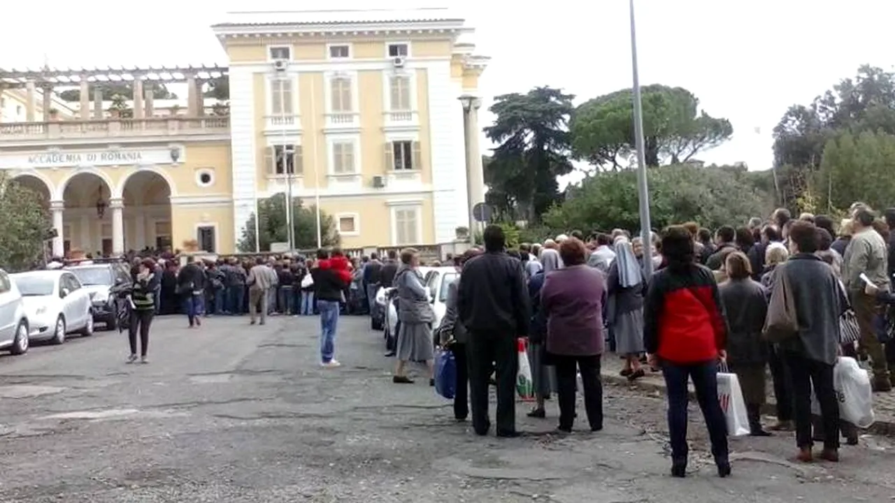 Un polițist italian, către un copil român obosit de stat la coadă: „Puțină răbdare, e pentru țara ta!