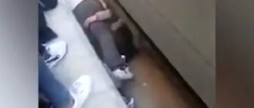Momentul de infarct în care un tată se aruncă peste fiica lui, căzută pe șinele de cale ferată - VIDEO