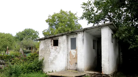 Școala din România unde un WC din fundul curții blochează banii pentru o toaletă modernă. Cum s-a ajuns în această situație