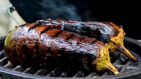 Un chef cu 5 stele Michelin dezvăluie TRUCUL de cinci secunde care schimbă complet gustul vinetelor prăjite