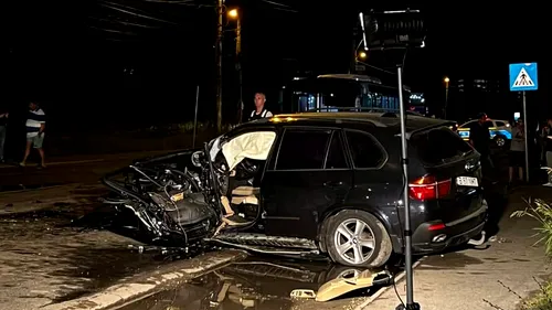 GALERIE FOTO | Șoferul unui BMW a murit după ce a intrat frontal într-un autobuz din Capitală