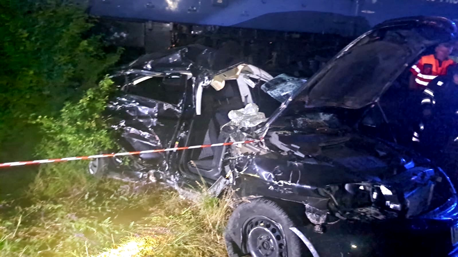 Tragedie în Teleorman. Un autoturism a fost izbit în plin de tren. O fată de 16 ani a murit și alte persoane au fost rănite