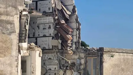 VIDEO | Mai multe sicrie au rămas la vedere într-un cimitir din Napoli, după ce clădirea s-a prăbușit parțial