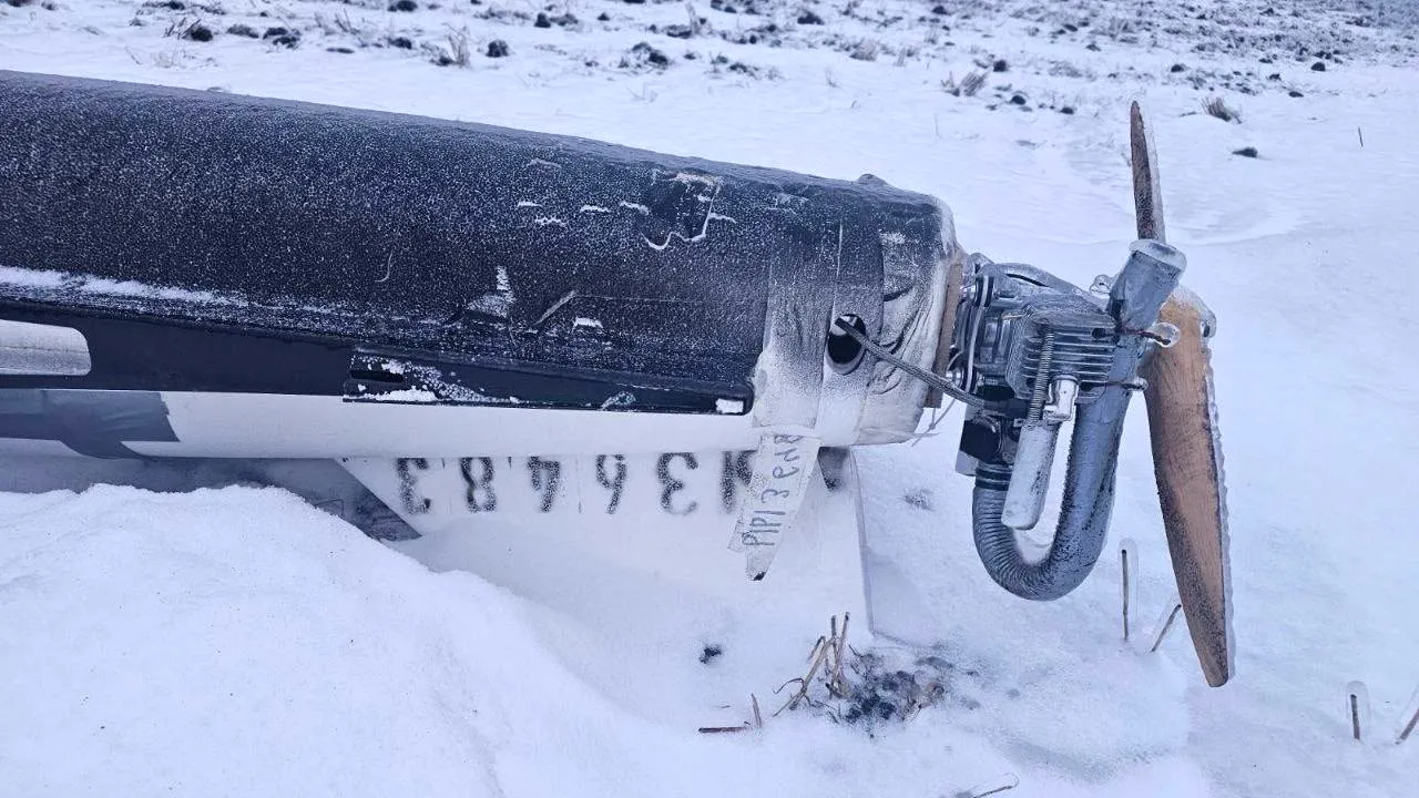 Poliția din Republica Moldova examinează o dronă găsită în raionul Drochia. Localnicii sunt sfătuiți să evite apropierea de astfel de obiecte