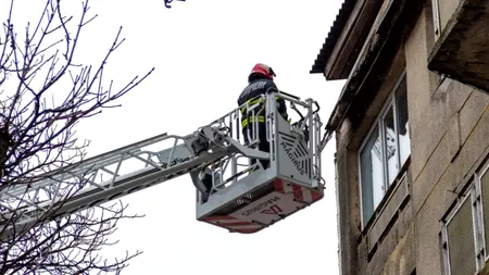 Un copil de doi ani și-a încuiat mama pe balcon și s-a uitat liniștit la televizor până la venirea pompierilor