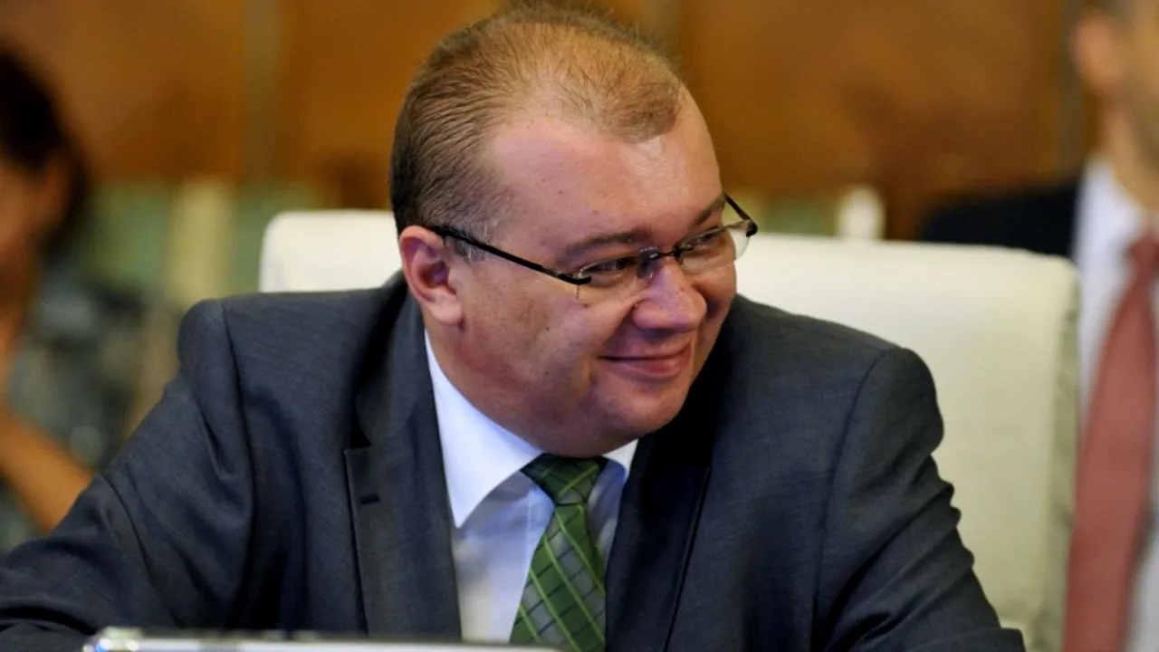 Dan Mihalache îi face cadou președintelui ANI un abac. 