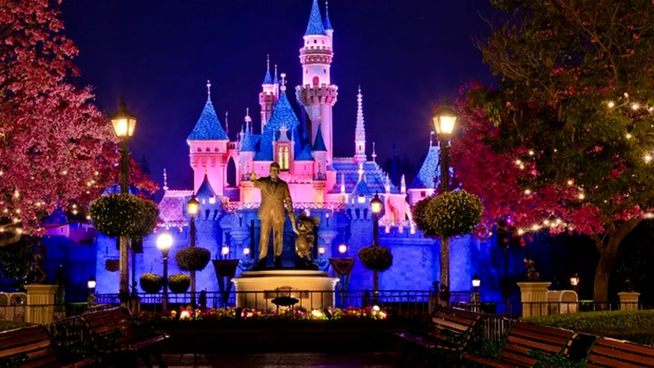 Disneyland în paradisul de fițe al ROMÂNILOR. Donald Rățoiul și Șoricelul Mickey, la o aruncătură de băț de mall-ul preferat