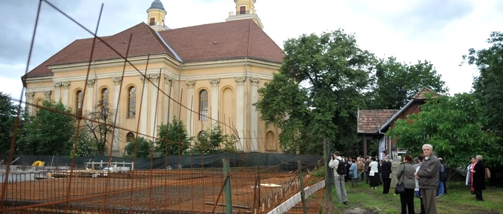 Scandal la Cluj: Lanț uman în jurul unei biserici reformate, oamenii cerând stoparea lucrărilor la sediul Inspectoratului Școlar Județean