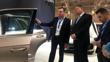 Klaus Iohannis, la Salonul Internațional de Automobile: S-a urcat în trei automobile și a ironizat guvernul