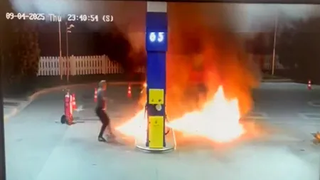 Imagini ireale într-o benzinărie. Un bărbat a incendiat pompa de alimentare și a ars un angajat / Au fost momente de panică