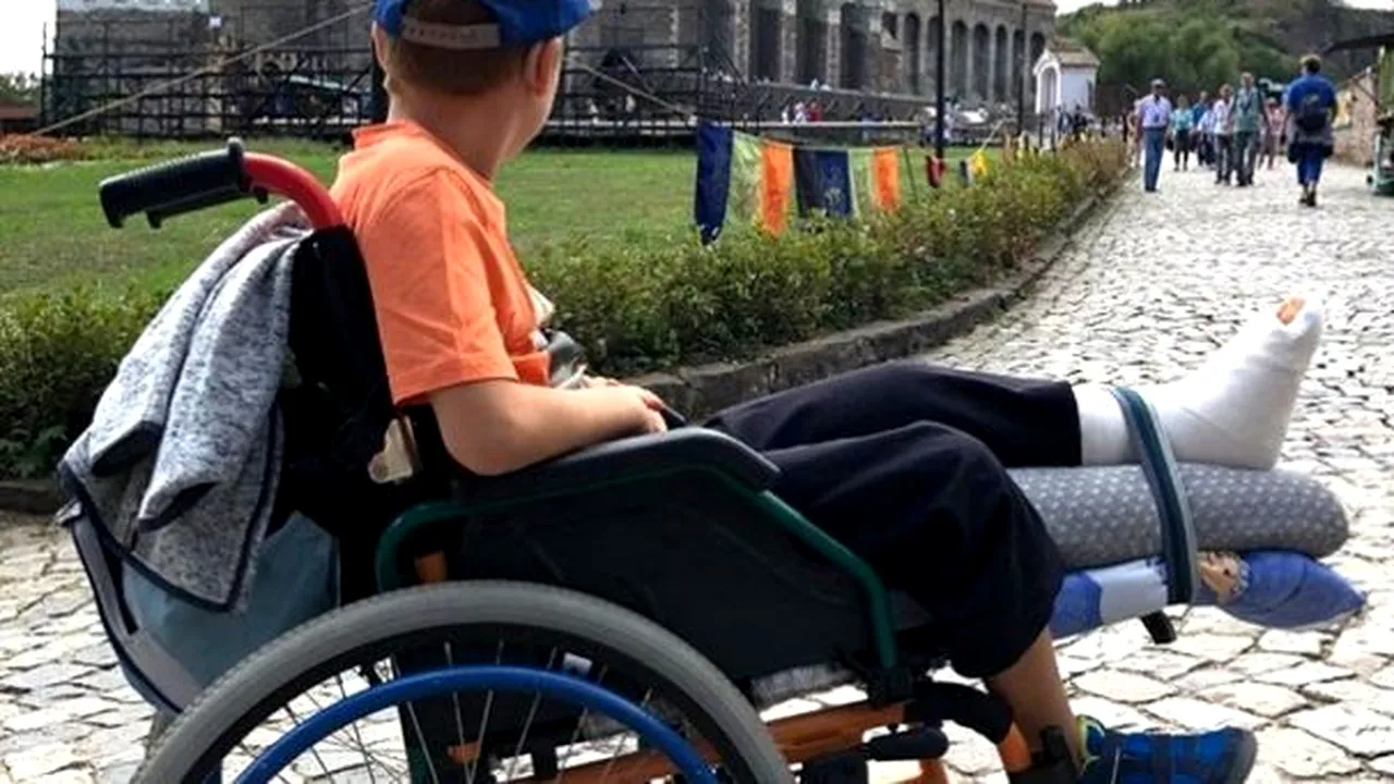 Copil în scaun cu rotile, umilit la Castelul Corvinilor: Nu aveți voie cu cărucior aici / Supraveghetoarea, acuzată de „exces de zel