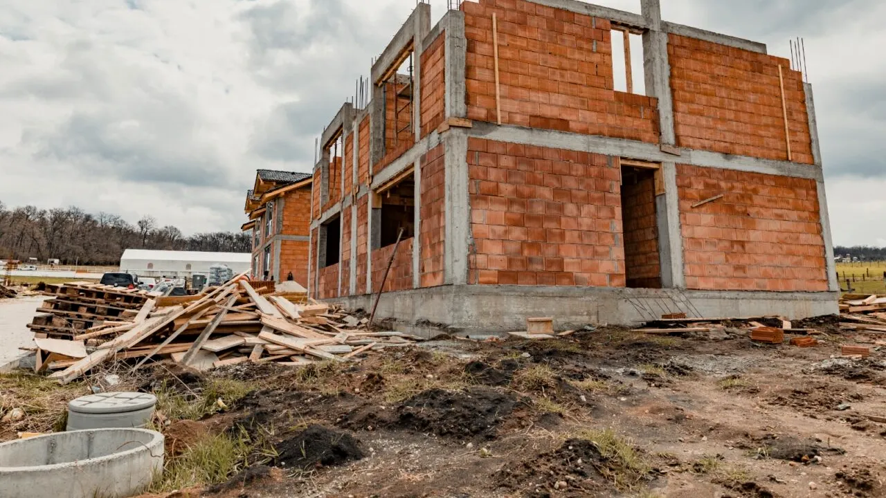 Ce tip de CASĂ poți construi cu numai 20.000 de euro în 2025. Calcule pentru materiale și manoperă