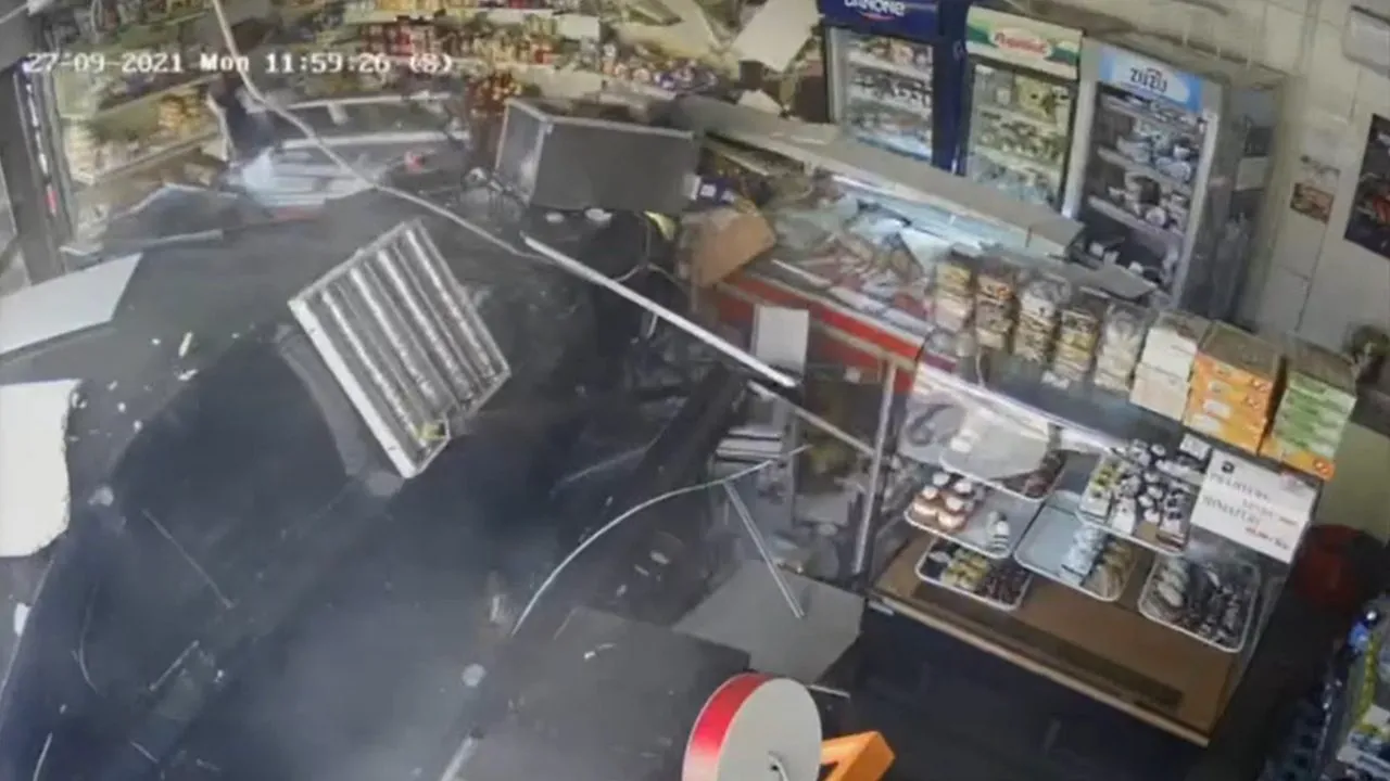 VIDEO| Momentul în care șoferul cu BMW intră în magazinul din Craiova