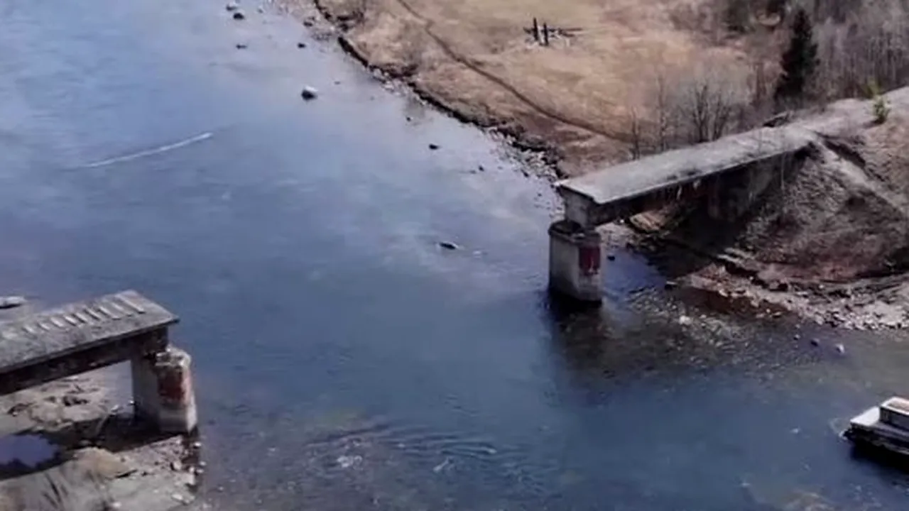 Avea 23 de metri lungime și 56 de tone greutate. Anchetă în Rusia după ce o mare parte dintr-un pod feroviar a dispărut