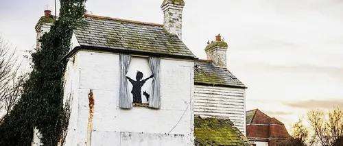 O fermă britanică veche de 500 de ani cu o lucrare Banksy a fost demolată