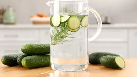 Câtă APĂ ar trebui să bem pe timp de caniculă și care sunt cele mai bune ore pentru hidratare