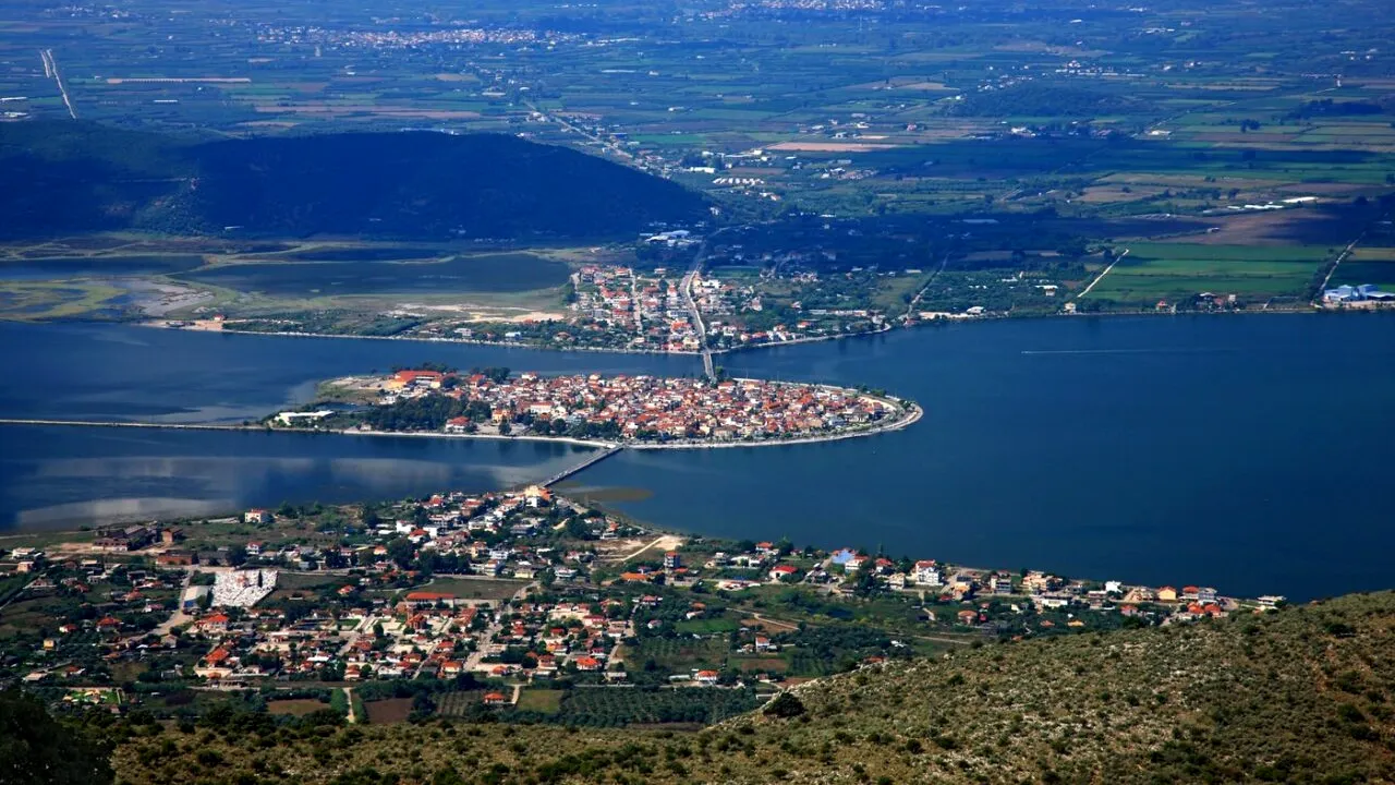 Motivul pentru care un oraș din GRECIA este supranumit „mica Veneție”. Cât costă aici o noapte de cazare sau o masă la restaurant pentru două persoane