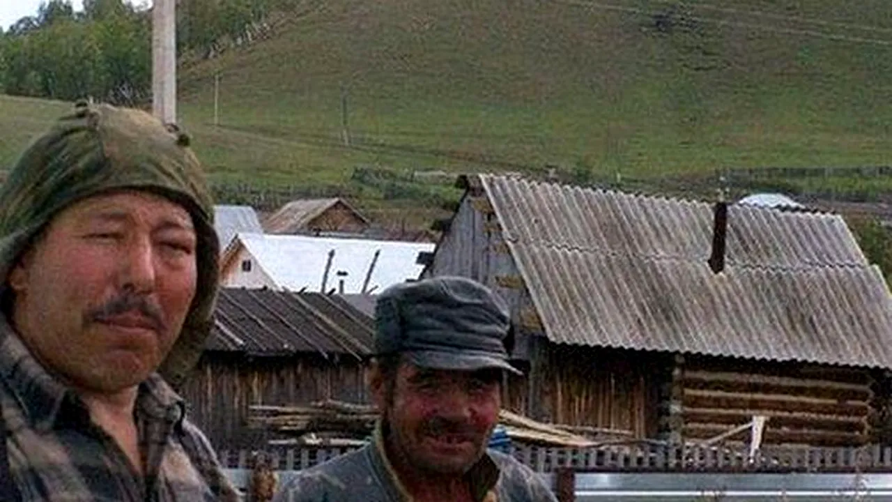 Mult prea TARE: MĂREȘTE FOTOGRAFIA să vezi ce au fost în stare țăranii ăștia să scrie pe deal!