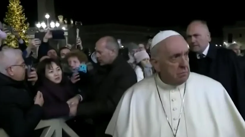 Incident la Vatican. Gestul Papei Francisc, după ce o femeie din mulțime l-a înșfăcat de mână - VIDEO