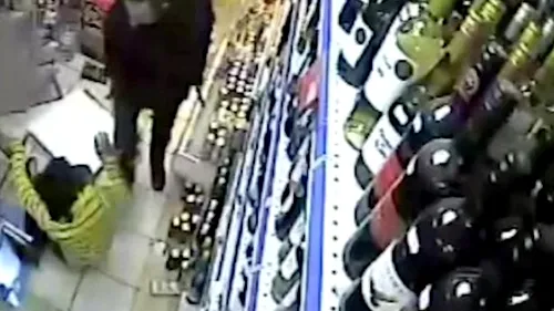 Gest eroic al unui vânzător: A fost înjunghiat de un tâlhar, dar tot a reușit să-l blocheze în magazin