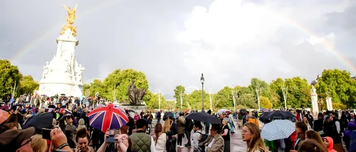 FOTO - Un curcubeu dublu a apărut deasupra Palatului Buckingham după moartea Reginei Elisabeta a II-a