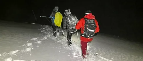 FOTO Salvați de pe munte după 8 ore. Doi turiști din Brașov s-au rătăcit în zona Leaota. Vremea le putea fi fatală