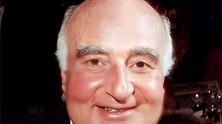 La 16 ani lucra deja la banca tatălui său, iar în anii '90 ajunsese la o avere de 2,5 miliarde de dolari