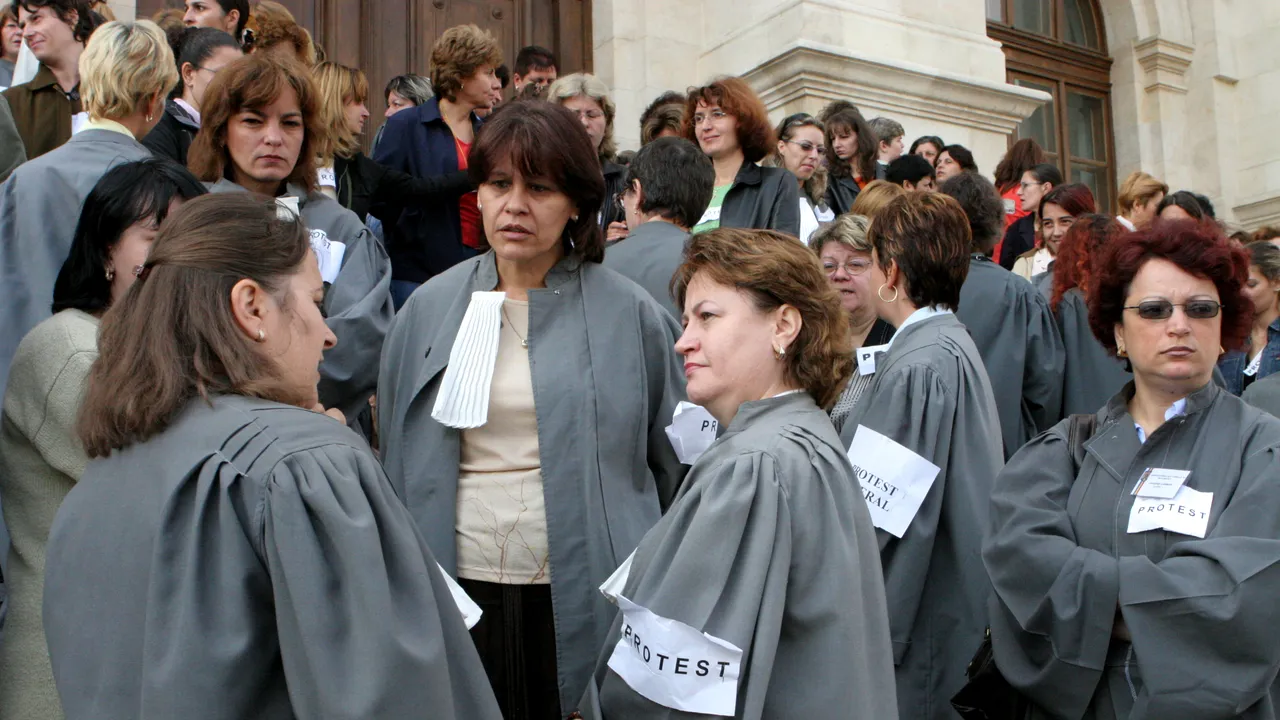 Grefierii protestează în fața Ministerului Justiției: 