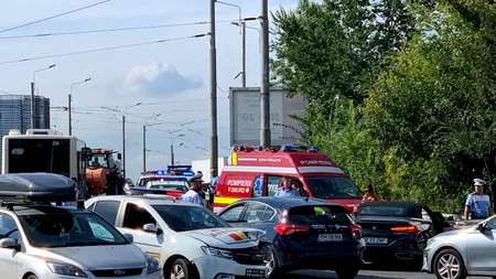 O mașină de poliție a intrat într-un BMW decapotabil la Băneasa. VIDEO & FOTO Exclusiv