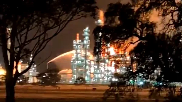 Explozii în lanț urmate de un incendiu uriaș la o rafinărie-cheie din Australia. Flăcările s-au ridicat la 60 de metri înălțime
