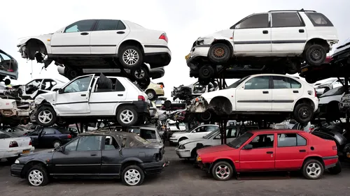 Statul vrea să scoată 250.000 de mașini vechi de pe străzi. Câți bani vor primi proprietarii care vor să renunțe la autoturism