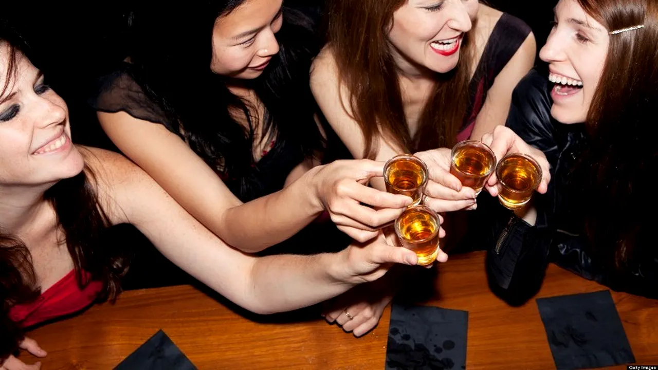 STUDIU. Riscurile la care se expun femeile care beau alcool înainte de prima sarcină 