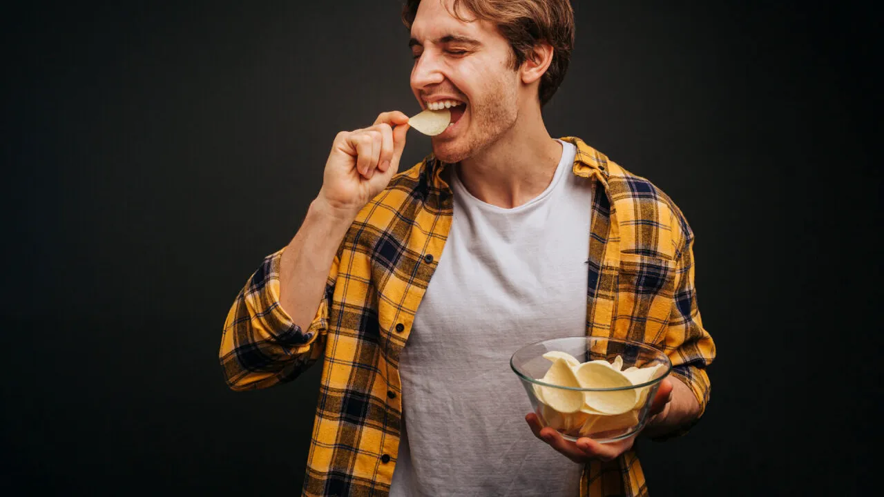 Ce spune un dietetician despre biscuiții sărați și chipsuri: „Sunt două gustări sărate foarte delicioase, dar fac RAVAGII în organism”
