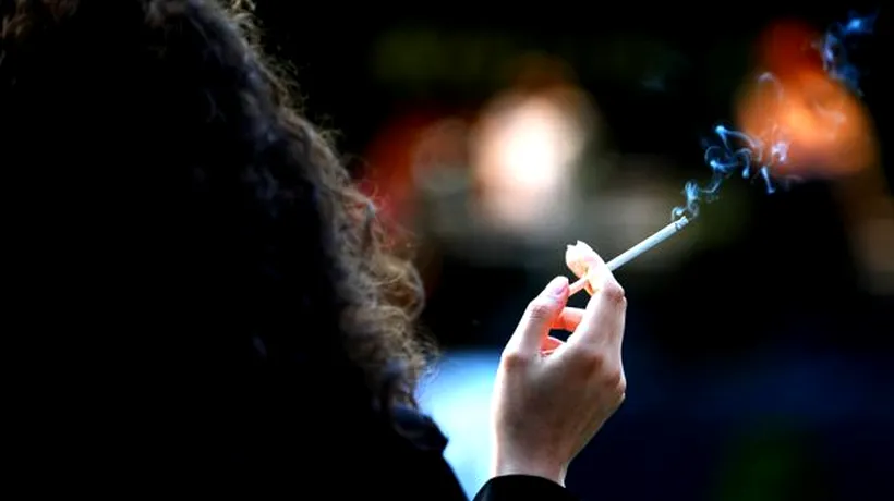 Noi reguli pentru FUMĂTORII din România / Fumatul, interzis în mai multe locuri. Cine nu respectă legea riscă o amendă de până la 10.000 de lei